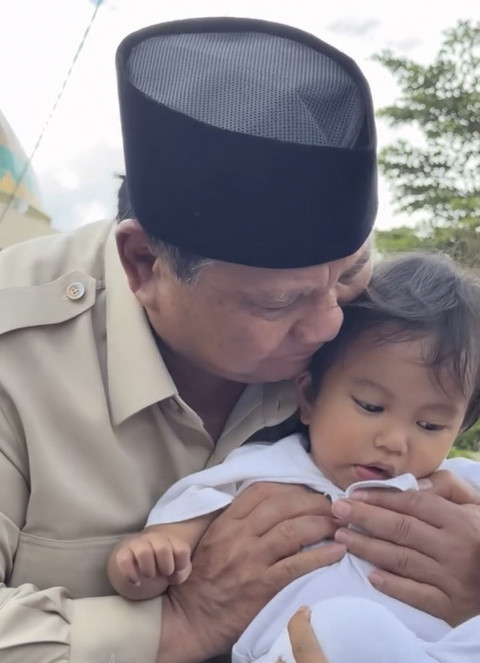 Momen Prabowo gendong balita di Takengon Penuh Haru, diunggah sang ibu. Foto: Dok instagram @zayn.oase via Bakom RI.