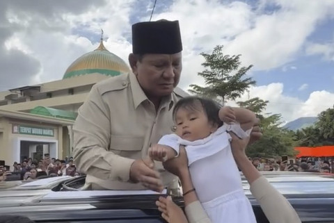 Momen Prabowo gendong balita di Takengon Penuh Haru, diunggah sang ibu. Foto: Dok instagram @zayn.oase via Bakom RI.