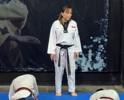 Sanny Harsono melatih atlet taekwondo. Foto: Istimewa