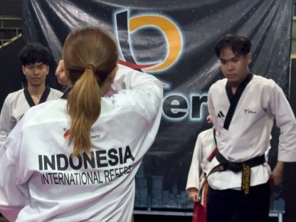 Sanny Harsono melatih atlet taekwondo. Foto: Istimewa