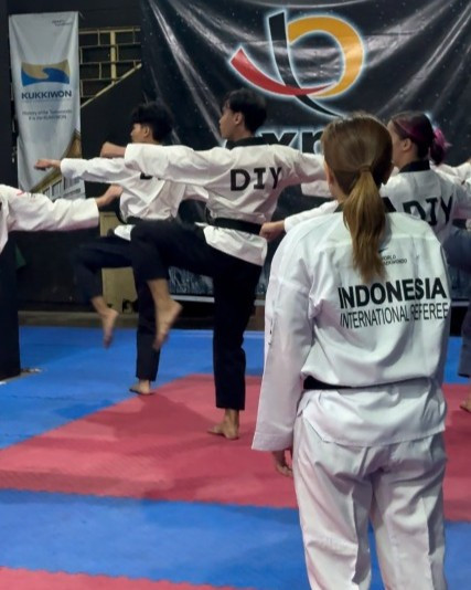 Sanny Harsono saat melatih tim taekwondo poomsae Provinsi DIY. Foto: Istimewa