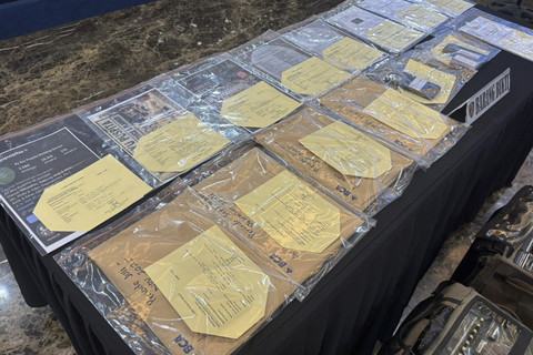 Sejumlah barang bukti kasus WO Penipu Ayu Puspita dipamerkan menjelang rilis pers di Mapolda Metro Jaya, Sabtu (13/12/2025). Foto: Abid Raihan/kumparan