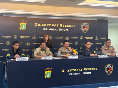 Konpers Polda Metro Jaya terkait kasus WO Penipu Ayu Puspita di Polda Metro Jaya, Jakarta, Sabtu (13/12/2025). Foto: Abid Raihan/kumparan