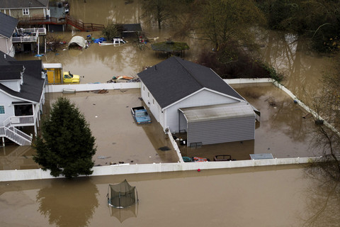 Foto udara rumah terendam banjir di Burlington, Washington, Amerika Serikat, Jumat (12/12/2025). Foto: David Ryder/REUTERS