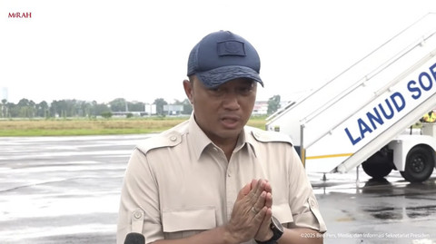 Mensesneg Prasetyo Hadi menjawab pertanyaan awak media saat tiba untuk meninjau warga yang tedampak banjir di Medan, Sumatera Utara, Sabtu (13/12/2025). Foto: YouTube/Sekretariat Presiden