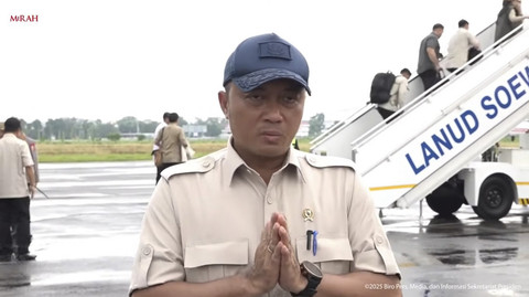 Mensesneg Prasetyo Hadi menjawab pertanyaan awak media saat tiba untuk meninjau warga yang terdampak banjir di Medan, Sumatera Utara, Sabtu (13/12/2025). Foto: YouTube/Sekretariat Presiden