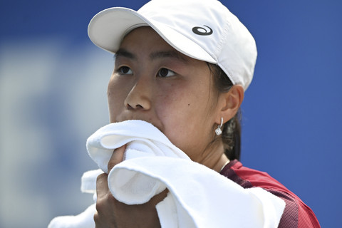 Petenis Indonesia Tjen Janice mengusap wajahnya saat bertanding melawan petenis Thailand M Sawangkaew pada final tenis beregu putri SEA Games 2025 di National Tennis Development Center, Pak Kret, Nothanburi, Bangkok, Thailand, Sabtu (13/12/2025).  Foto: Nova Wahyudi/ANTARA FOTO