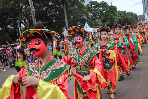 Penari tampil dalam Karnaval Sarendo Rendo di kawasan Monumen Nasional (Monas), Jakarta, Minggu (14/12/2025). Foto: Jamal Ramadhan/kumparan