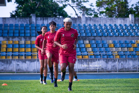 Aulia Al Mabruroh, Vivi Oktavia, dan Jazlyn Kayla sedang menjalani sesi latihan Timnas Wanita Indonesia jelang partai semifinal melawan Vietnam di SEA Games 2025 Thailand. Foto: Dok. PSSI