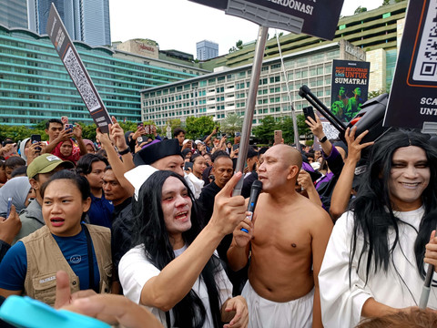 Agak Laen keliling Bundaran HI, kumpulkan donasi untuk korban banjir dan longsor di Sumatera, Minggu (14/12/2025). Foto: Giovanni/kumparan