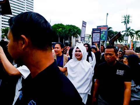 Agak Laen keliling Bundaran HI, kumpulkan donasi untuk korban banjir dan longsor di Sumatera, Minggu (14/12/2025). Foto: Giovanni/kumparan