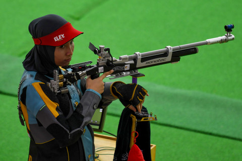 Petembak Indonesia Dewi Laila Mubarokah bersiap membidik sasaran dalam babak final nomor 10 meter Air Rifle putri cabang menembak SEA Games 2025 Thailand di Photharam Shooting Range, Bangkok, Thailand, Sabtu (13/12/2025). Foto: Muhammad Ramdan/ANTARA FOTO