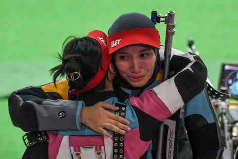 Petembak Indonesia Dewi Laila Mubarokah (kanan) berpelukan dengan petembak Indonesia lainnya, Dominique Rachmawati Karini (kiri) usai dirinya juara dalam nomor 10 meter Air Rifle putri cabang menembak SEA Games 2025 Thailand, Sabtu (13/12/2025). Foto: Muhammad Ramdan/ANTARA FOTO