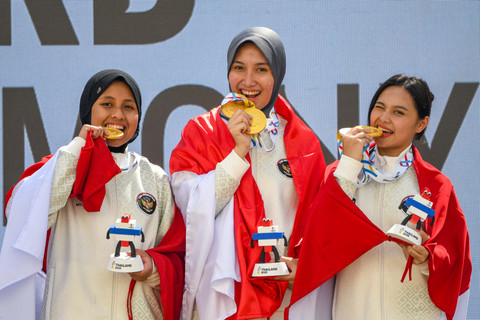 Tiga petembak Indonesia Dewi Laila Mubarokah (tengah), Dominique Rachmawati Karini (kanan) dan Yasmin Figlia Achadiat (kiri) berfoto dengan medali emas nomor 10 meter Air Rifle beregu putri cabang menembak SEA Games 2025 Thailand, Sabtu (13/12/2025). Foto: Muhammad Ramdan/ANTARA FOTO
