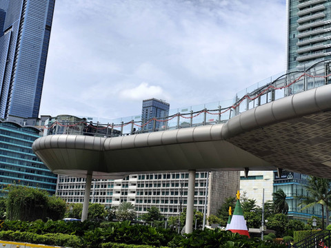 Ornamen Natal dipasang di sekitar kawasan Bundaran HI, Jakarta jelang perayaan Natal dan tahun baru pada Minggu (14/12/2025). Foto: Luthfi Humam/kumparan
