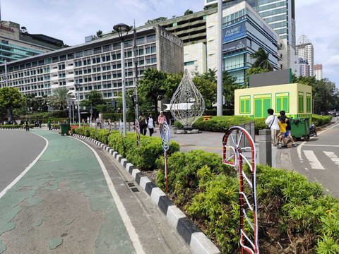 Ornamen Natal dipasang di sekitar kawasan Bundaran HI, Jakarta jelang perayaan Natal dan tahun baru pada Minggu (14/12/2025). Foto: Luthfi Humam/kumparan