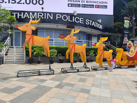 Ornamen Natal di sekitar kawasan Bundaran HI pada Minggu (14/12/2025). Foto: Luthfi Humam/kumparan