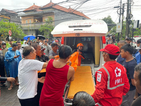Penemuan Jenazah WNA (Perempuan) hanyut yang menerobos genangan banjir saat hujan deras melanda Daerah Hukum Polsek Kuta Utara. Foto: Dok. Polres Badung