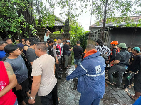 Penemuan Jenazah WNA (Perempuan) hanyut yang menerobos genangan banjir saat hujan deras melanda Daerah Hukum Polsek Kuta Utara. Foto: Dok. Polres Badung