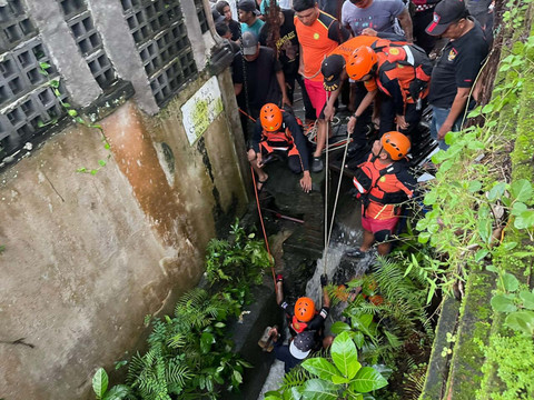 Penemuan Jenazah WNA (Perempuan) hanyut yang menerobos genangan banjir saat hujan deras melanda Daerah Hukum Polsek Kuta Utara. Foto: Dok. Polres Badung