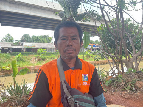 Agus Aang (48), PPSU yang bertugas sebagai pengelola urban farming di RW 013, Kelurahan Cipinang Melayu, Jakarta Timur, Minggu (14/12/2025). Foto: Fadhil Pramudya/kumparan