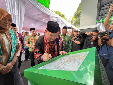 Gubernur Kalbar menandatangani peresmian peningkatan status Kantor Cabang Pembantu Syariah Sintang menjadi Kantor Cabang penuh Bank Kalbar Syariah. Foto: Rabiansyah/Hi!Pontianak