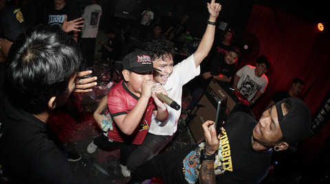 Lemmy menyanyikan lagu 'Mala Petaka'. Foto: Dok. Rezky Akbar