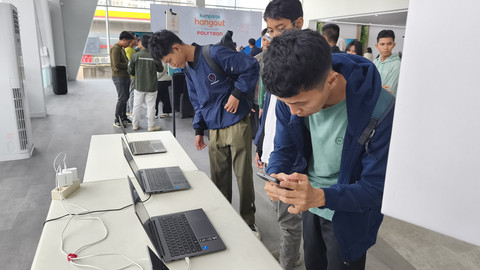 Para peserta kumparan Hangout x Polytron sedang menjajal laptop Luxia Series. Foto: kumparan/Thomas Bosco