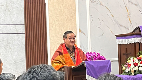 Gubernur DKI Jakarta Pramono Anung saat meresmikan Gereja HKBP Ressort Pondok Kelapa, Duren Sawit, Jakarta Timur, Minggu (14/12/2025). Foto: Nasywa Athifah/kumparan