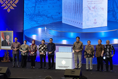 Menteri Kebudayaan, Fadli Zon meresmikan buku sejarah RI di kantor Kemenbud, Jakarta pada Minggu (14/12/2025). Foto: Luthfi Humam/kumparan