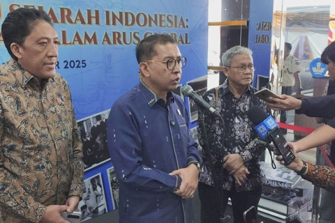 Menteri Kebudayaan Fadli Zon memberikan keterangan pers usai meresmikan buku sejarah RI, "Sejarah Indonesia: Dinamika Kebangsaan dalam Arus Global" di Kantor Kemenbud, Jakarta pada Minggu (14/12/2025). Foto: Luthfi Humam/kumparan