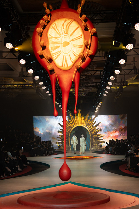 Set desain bergaya surealis ini merupakan garapan event designer LXE. Foto: dok. The Leonardi