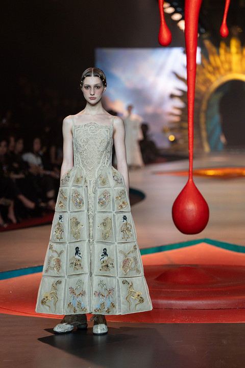 Gaun bergaya victoria dengan detail wayang. Foto: dok. The Leonardi