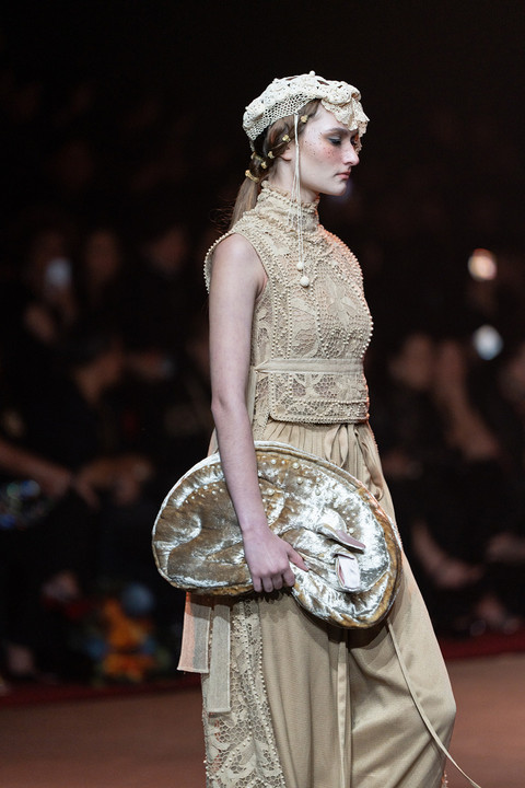 Karakter kelinci sebagai simbol surealisme muncul dalam bentuk tas tangan hingga clutch. Foto: dok. The Leonardi