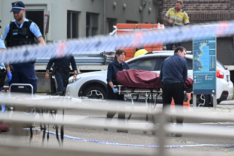 Polisi dan tim forensik memulai tugas evakuasi jenazah dari lokasi kejadian penembakan saat perayaan hari raya Yahudi di Pantai Bondi, Sydney, Australia, Senin (15/12/2025). Foto: Dean Lewins/AAP/via REUTERS