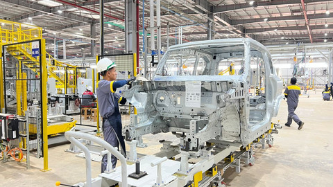 Aktivitas produksi mobil listrik VinFast di pabrik Subang, Jawa Barat, Senin (15/12/2025). Foto: Laras Kiranasari/kumparan