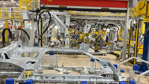 Aktivitas produksi mobil listrik VinFast di pabrik Subang, Jawa Barat, Senin (15/12/2025). Foto: Laras Kiranasari/kumparan