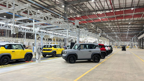 Aktivitas produksi mobil listrik VinFast di pabrik Subang, Jawa Barat, Senin (15/12/2025). Foto: Laras Kiranasari/kumparan