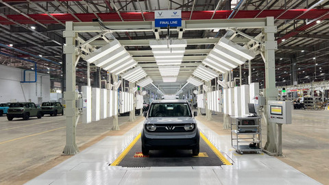 Aktivitas produksi mobil listrik VinFast di pabrik Subang, Jawa Barat, Senin (15/12/2025). Foto: Laras Kiranasari/kumparan