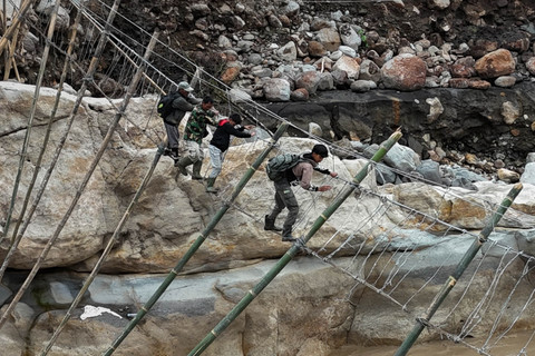 Sejumlah warga korban bencana yang terisolir melintasi Daerah Aliran Sungai (DAS) lewat jembatan tali darurat penghubung dari Desa Bergang Kecamatan Ketol, Aceh Tengah dan Desa Simpang Rahmat, Gajah Putih, Bener Meriah, Aceh, Minggu (14/12/2025). Foto: Syifa Yulinnas/ANTARA FOTO
