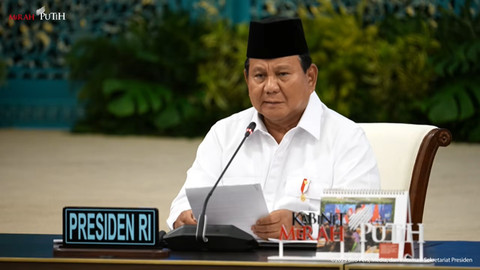 Presiden Prabowo memberikan arahan pada Sidang Kabinet Paripurna di Istana Negara, Senin (15/12/2025). Foto: YouTube/Sekretariat Presiden