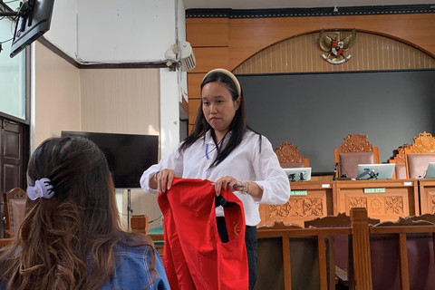 Direktur Utama MecimaPro Fransiska Candra Novitasari alias Melani mengahdiri sidang di Pengadilan Negeri Jakarta Selatan, Senin (15/12/2025).   Foto: Vincentius Mario/kumparan