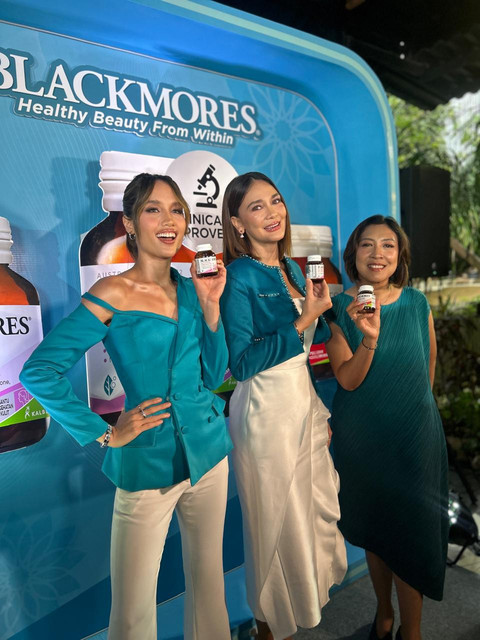 Cinta Laura, Luna Maya, dan Head of Marketing Blackmores Diana Riaya di acara Healthy Beauty From Within bersama Blackmores di Ampera, Jakarta Selatan, Kamis (11/12/2025). Foto: Judith Aura/kumparan