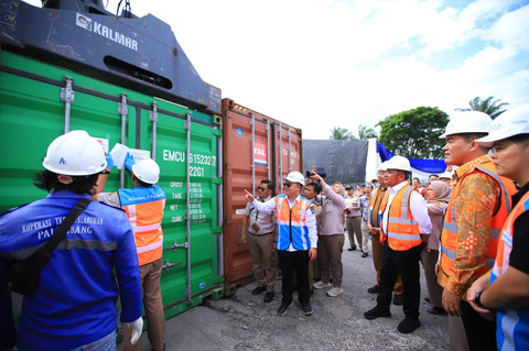 Gubernur Sumsel Herman Deru bersama Kepala Badan Karantina Indonesia, Sahat Manaor Panggabean saat melepas ekspor komoditas unggulan Sumsel disela launching  aplikasi GoExport, di Pelabuhan Boom Baru Palembang. Foto : Humas Pemprov Sumsel