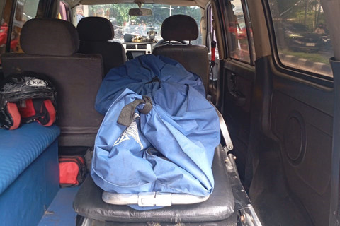 Korban meninggal kecelakaan antara motor dan mobil di Jalan Jenderal RS Soekanto, Duren Sawit, Jakarta Timur pada Senin (15/12/2025). Foto: Polres Jaktim