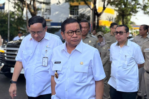 Gubernur DKI Jakarta Pramono Anung meninjau kondisi usai kebakaran Pasar Induk Kramat Jati, Jakarta Timur, Selasa (16/12/2025). Foto: Amira Nada/kumparan