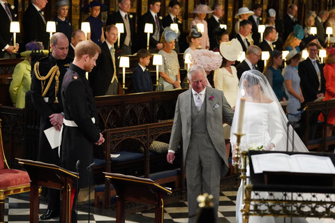 Potret Raja Charles III saat antar Meghan Markle ke altar. Foto: AFP/Jonathan Brady