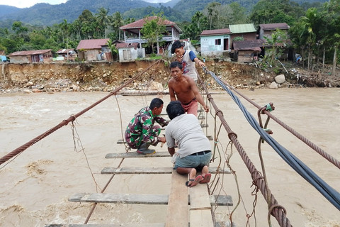 Prajurit TNI bersama warga melaksanakan perbaikan jembatan gantung di Desa Buntul Kendawi, Kecamatan Darul Hasanah, Kabupaten Aceh Tenggara, Senin (15/12/2025). Foto: Puspen TNI