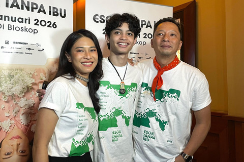 Dian Sastrowardoyo, Ali FIkry, dan Ringgo Agus Rahman saat konferensi pers perilisan trailer resmi dan poster Esok Tanpa Ibu di XXI Plaza Senayan, Jakarta, Senin (15/12/2025). Foto: Salsha Okta Fairuz/kumparan