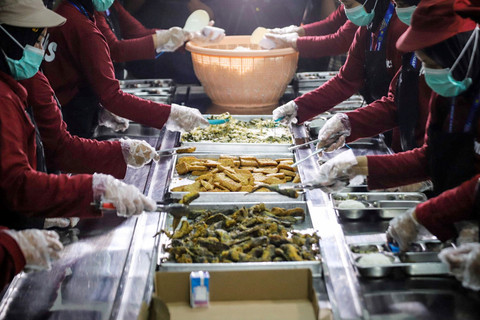 Petugas menyiapkan sajian menu Makan Begizi Gratis (MBG) di Satuan Pelayanan Pemenuhan Gizi (SPPG) Mutiara Keraton Bogor, Selasa (16/12/2025). Foto: Iqbal Firdaus/kumparan